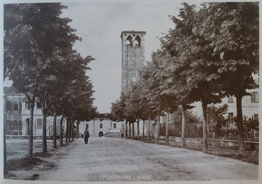 Una veduta della piazza prima che venisse costruito l'Oratorio con il Viale delle Rimembranze, costruito negli anni Trenta su progetto dell'ingegner Giovanni Tesini.