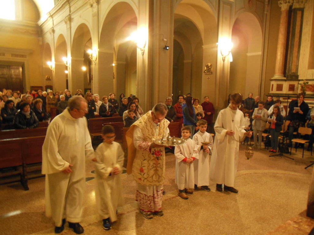 La processione formata dal celebrante e dai ministranti giunge all'altare. Don Mauro reca in mano il vassoio con i vasetti contenti gli Olii Santi.