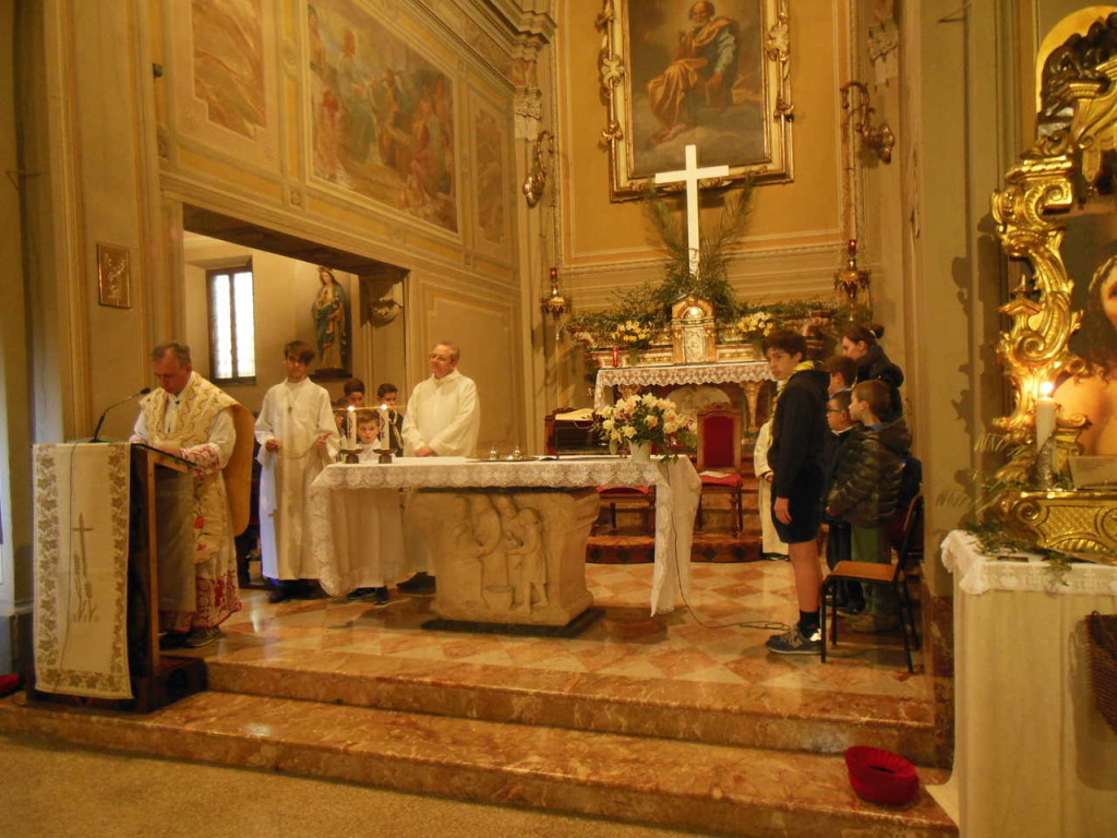 Don Mauro si prepara a proclamare il Vangelo secondo Giovanni, in cui viene narrata l'Ultima Cena del Signore e dei suoi discepoli.