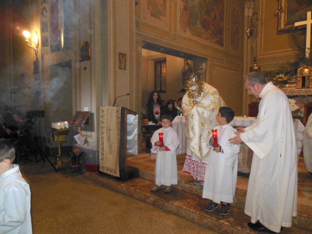 Dopo l'incensazione, don Mauro indossa il velo omerale, prende l'ostensorio in cui è esposto il Santissimo e si forma la processione verso l'altare della reposizione.