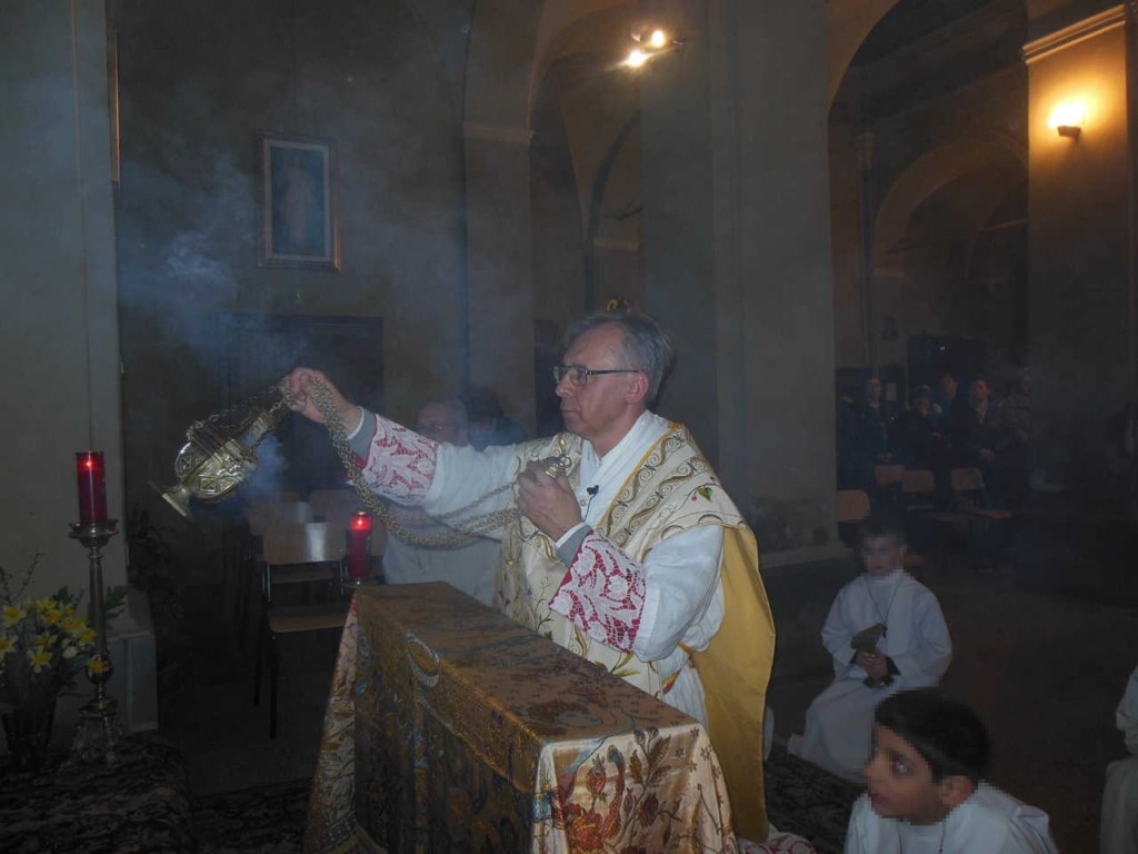 Giunti presso l'altare della reposizione, don Mauro procede ad incensare il Santissimo.