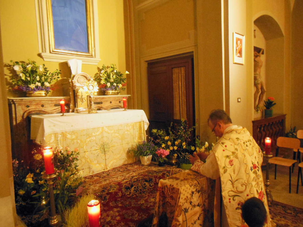 Don Mauro resta in adorazione davanti al Santissimo.