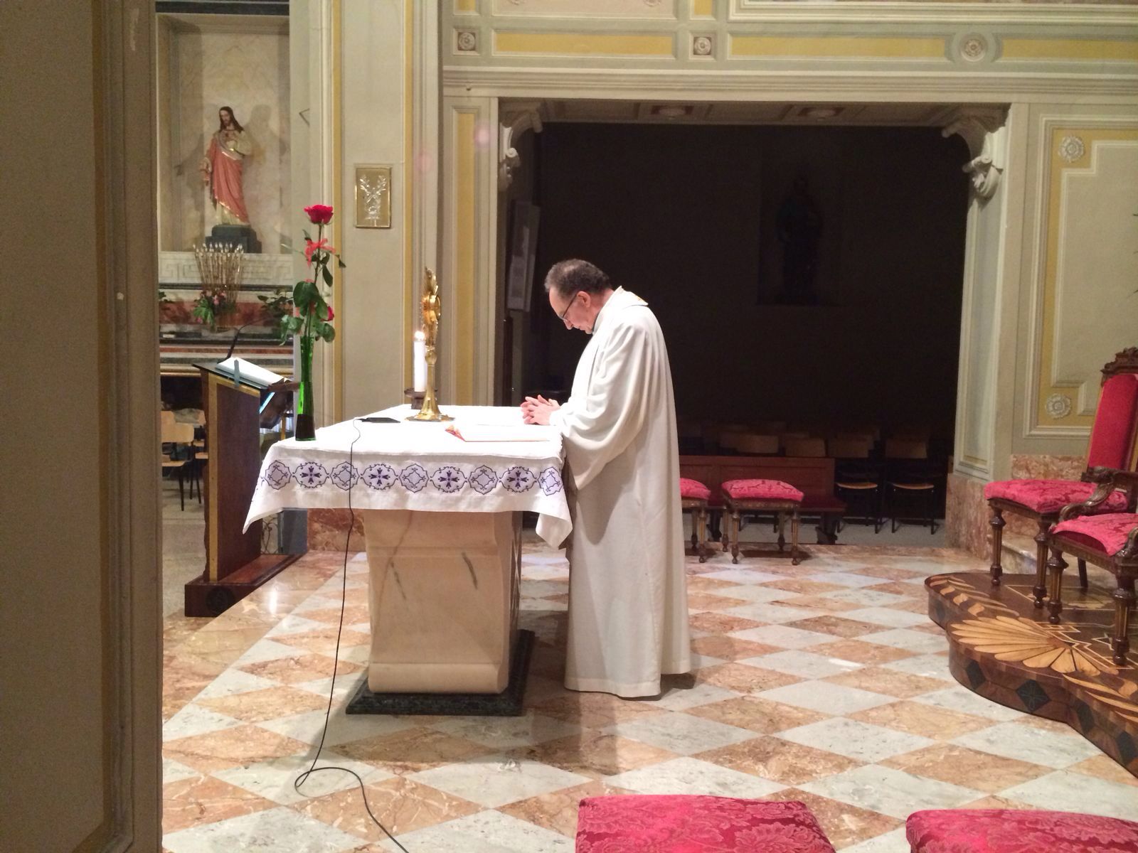 Don Gigi Bavagnoli presso l'altare. Il sacerdote ha condotto gli incontri di quest'anno.