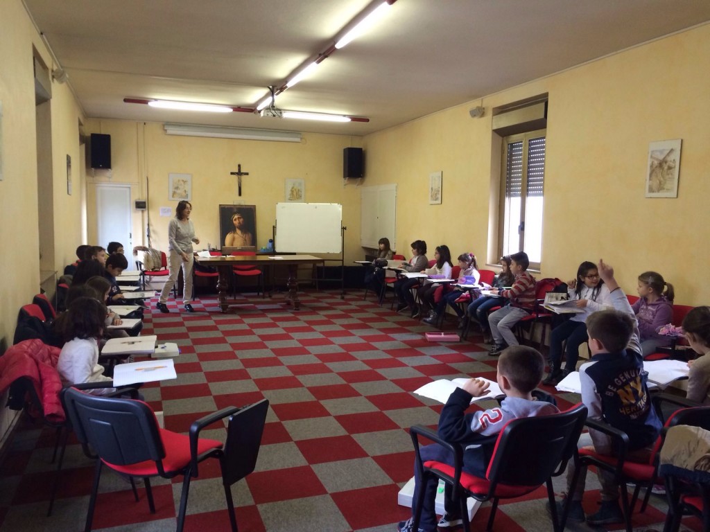 Tutti i bambini in cerchio ammirando l'Ecce Homo!