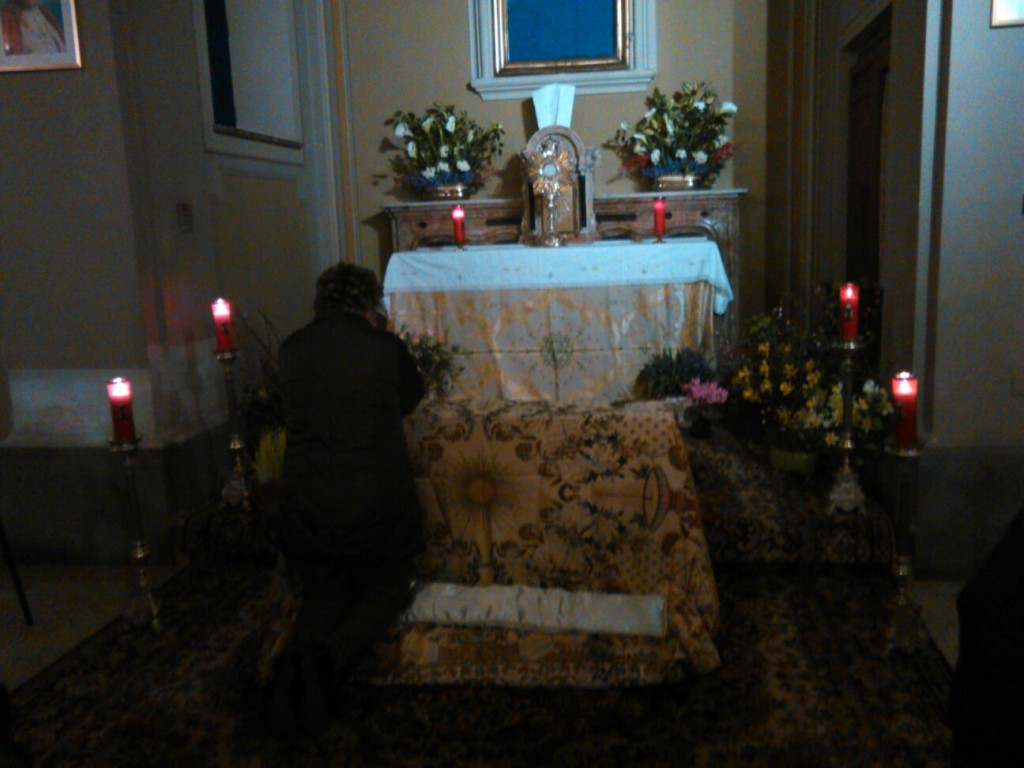 Numerosi sono stati i fedeli che fino alla tarda serata hanno sostato davanti al Santissimo raccolti in devota adorazione.