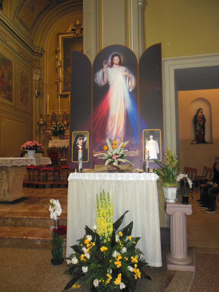L'artistico trittico, con al centro l'immagine di Gesù misericordioso, donato alla nostra Chiesa da un devoto parrocchiano.