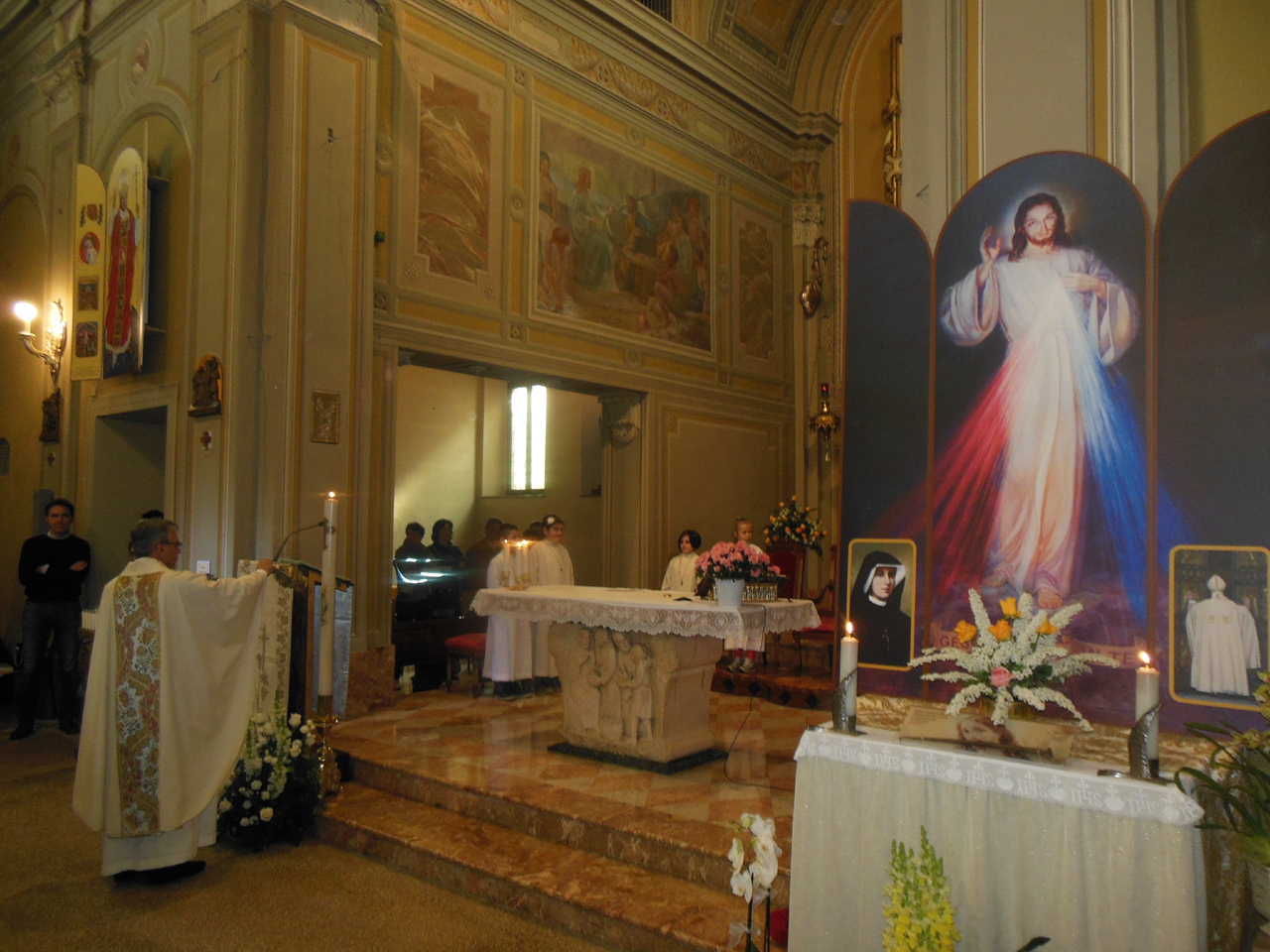 Don Mauro, dopo aver incensato il trittico, incensa anche il cero pasquale, acceso durante la Veglia nella notte di Pasqua.