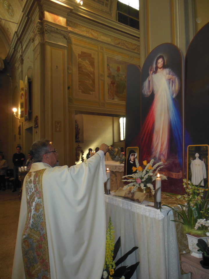 Don Mauro incensa l'icona all'inizio della cerimonia.