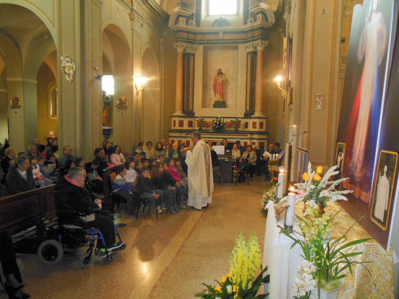 Don Mauro dialoga con i bimbi del Catechismo spiegando loro e commentando il Vangelo del giorno.