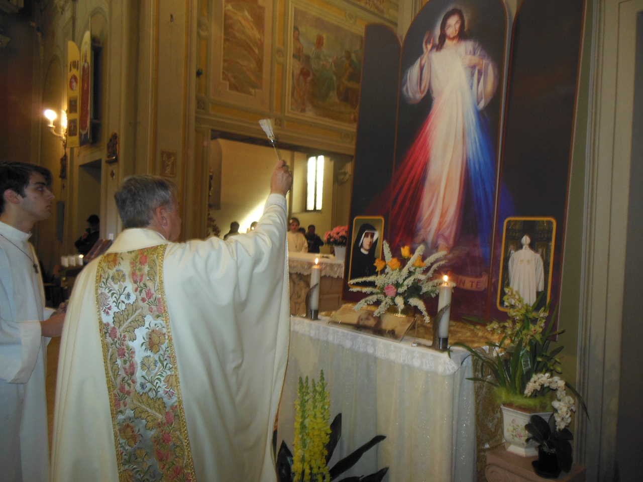 Terminata l'orazione di benedizione, don Mauro benedice con l'acqua santa l'icona.