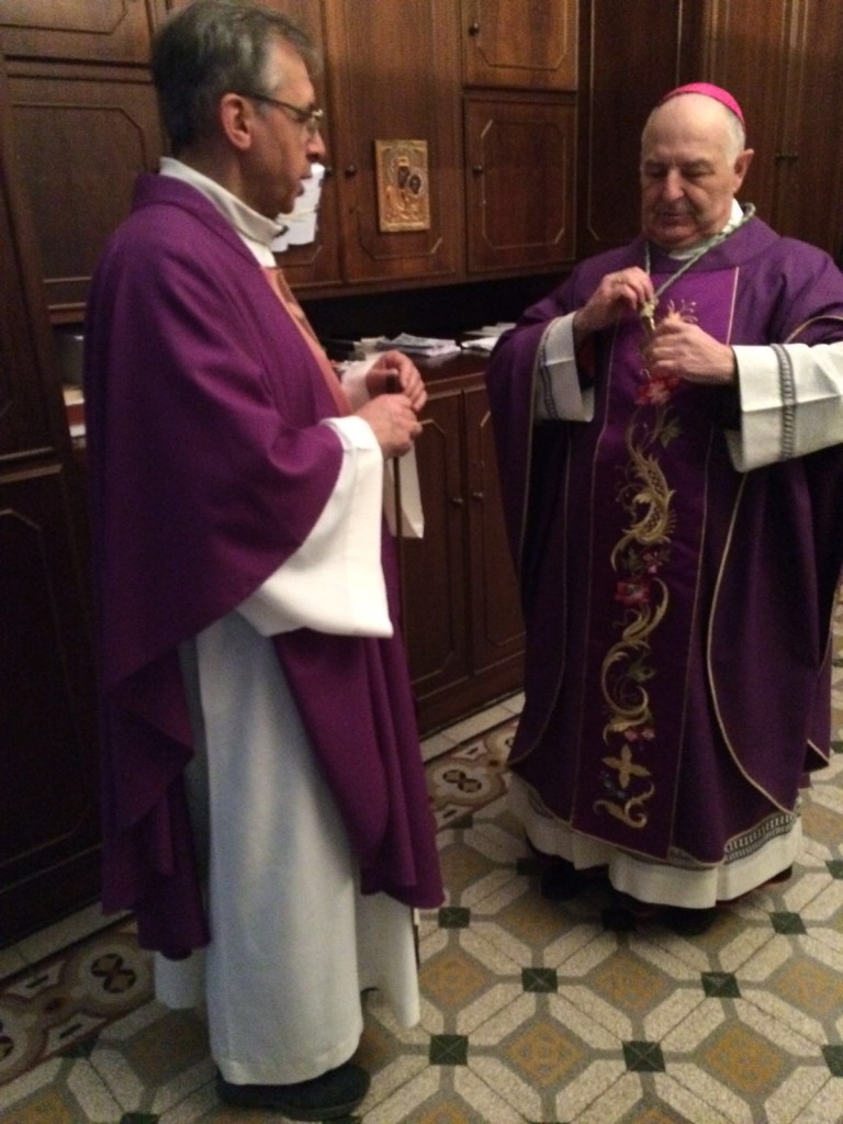 Monsignor Corbellini mentre si veste in sagrestia.