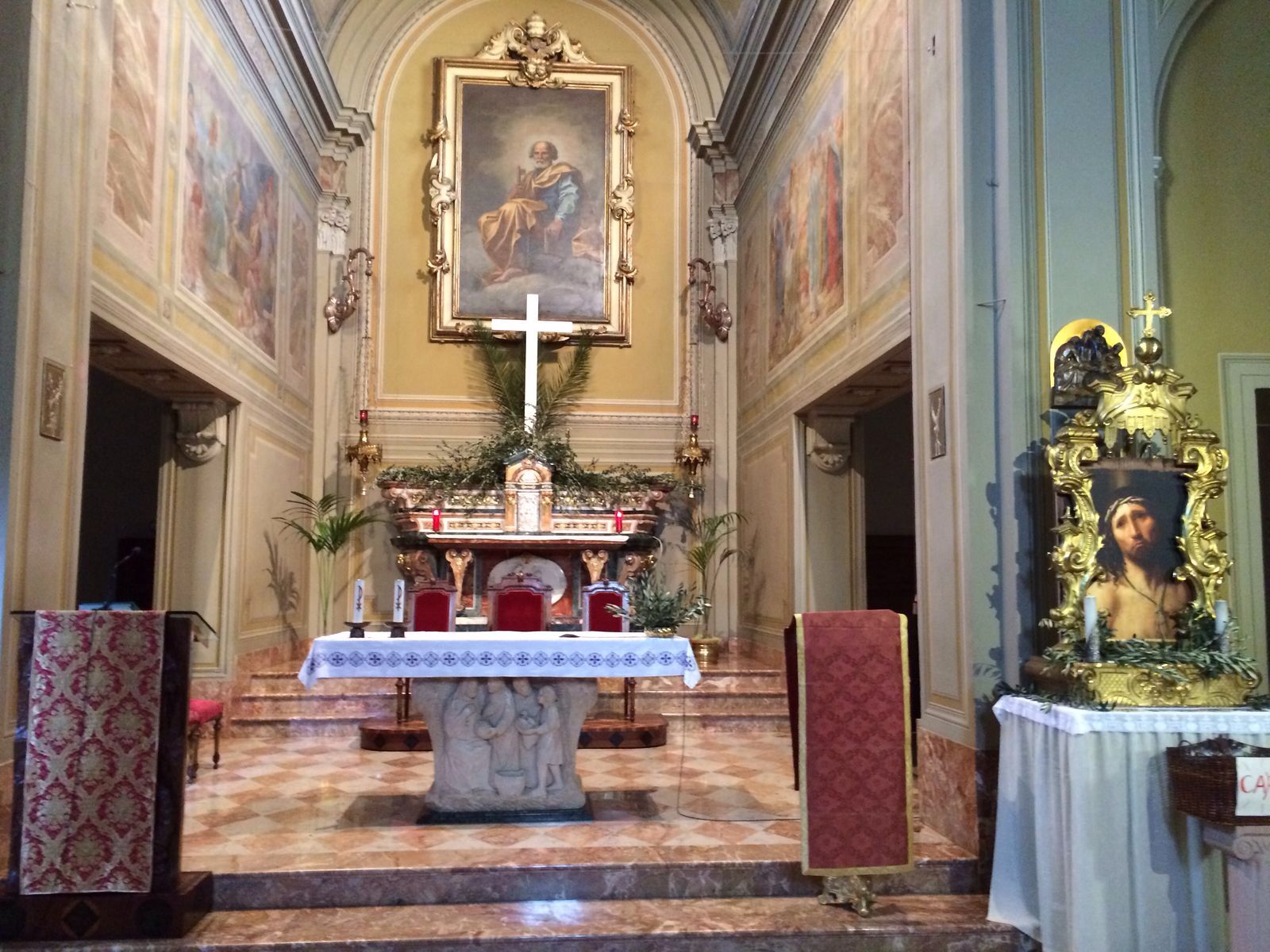 L'altare del Santissimo ornato dai rami di palme e d'ulivo.