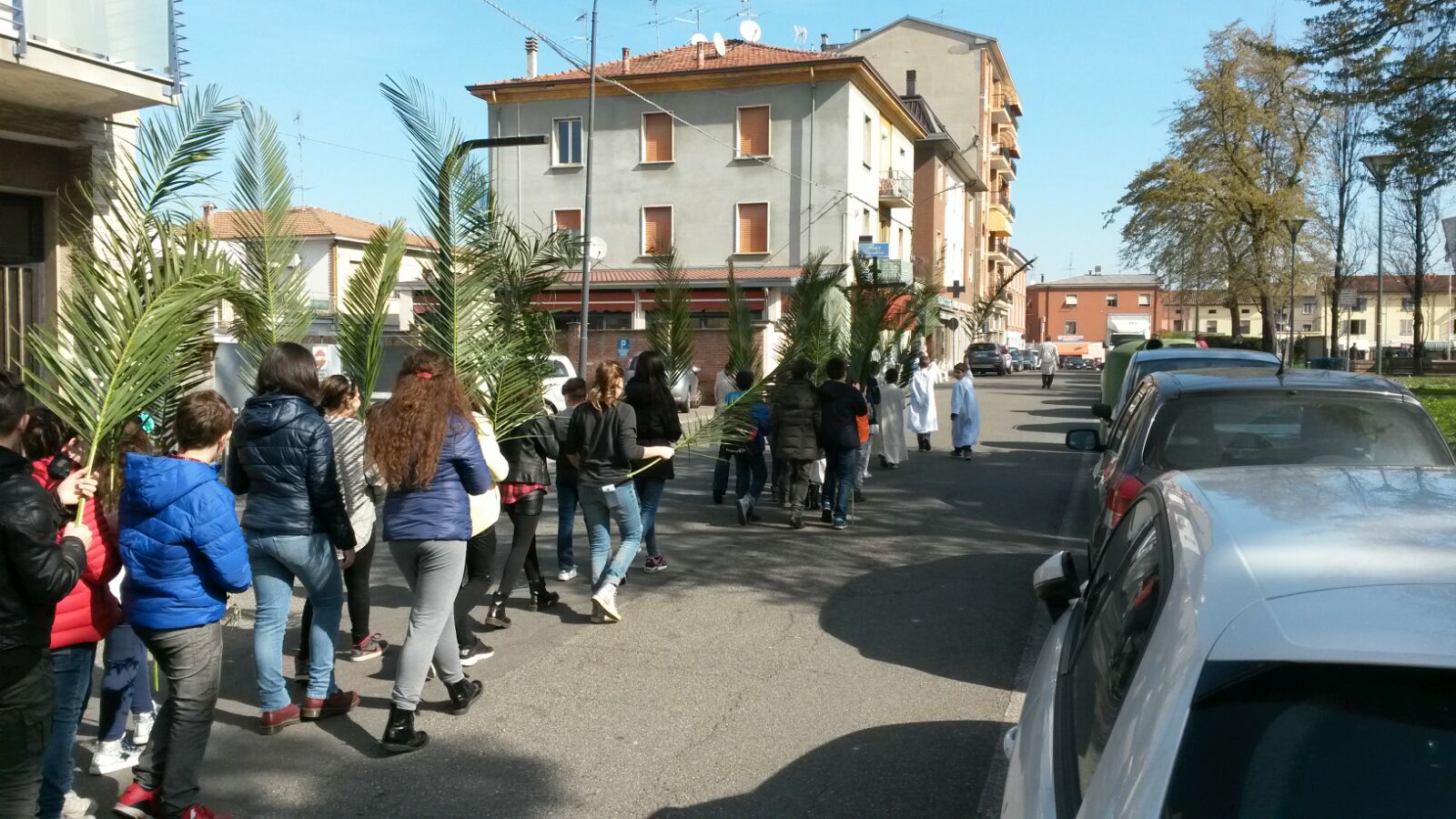 La processione verso la Chiesa.