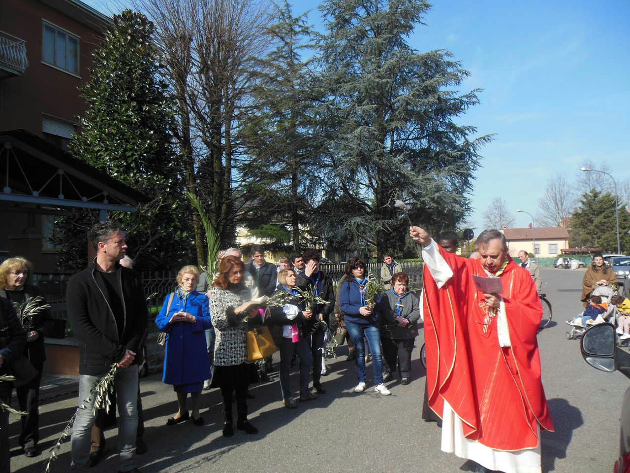 Don Mauro benedice i rami d'ulivo presso la Casa di riposo "Parenti".